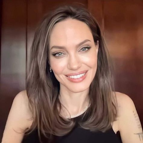 Angelina Jolie Hair, Angelina Jolie Makeup, Miley Cyrus News, Angelina Jolie Photos, Ginger Hair Color, Long Hair With Bangs, Lara Croft, Hair Inspiration Color, Ginger Hair