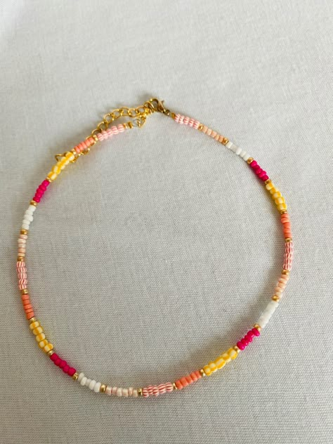 Easy Necklace, Hip Jewelry, Diy Collier, Beaded Jewelry Necklaces, Preppy Jewelry, Pretty Jewelry Necklaces, Bracelets Handmade Diy, Beaded Necklace Diy, Pink Orange Yellow