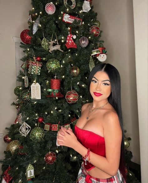 Christmas Tree Photoshoot, Christmas Poses, Tree Pose, Insta Pictures, Selfie Ideas, Cute Selfie Ideas, Ornament Wreath, Black Nails, Hair And Nails