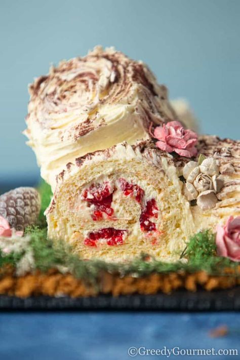 white chocolate yule log White Chocolate Yule Log, Easy Yule Log Cake Recipe, Traditional Yule Recipes, Weetabix Cake, Chocolate Yule Log Recipe, Amazing Christmas Desserts, Chicken And Sweetcorn Soup, Yule Log Recipe, Chocolate Yule Log