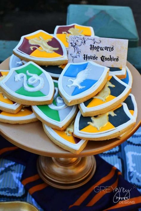 Harry Potter Motto Party, Harry Potter Weihnachten, Harry Potter Desserts, Harry Potter Birthday Party Ideas, Gateau Harry Potter, Harry Potter Snacks, Harry Potter Cupcakes, Harry Potter Christmas Decorations, Harry Potter Theme Birthday