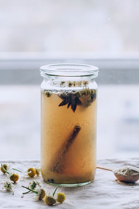 Cold Healing Elixir with Chamomile Infused Apple Cider Vinegar Apple Cider Vinegar Remedies, Cold Sores Remedies, Natural Sleep Remedies, Avocado Smoothie, Natural Cold Remedies, Cold Home Remedies, Natural Cough Remedies, Cold Remedies, Natural Home Remedies