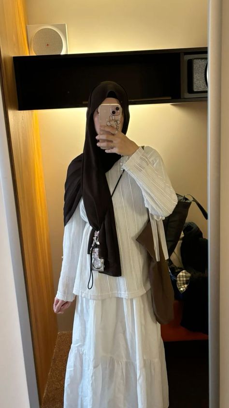 Stylish Outfits Casual, Hijabi Fits, White Maxi Skirt, Hijabi Outfit, Modest Outfit, Modesty Outfits, Muslim Outfits Casual, Desi Fashion Casual, Hijabi Fashion Casual