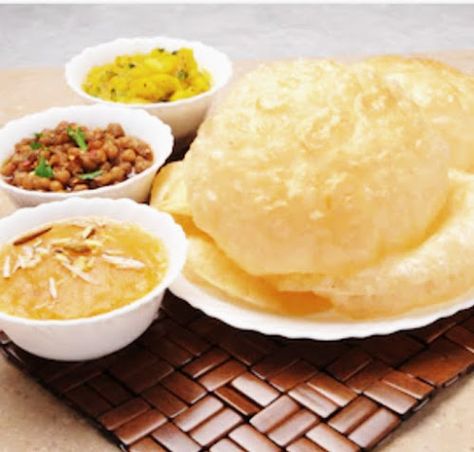 TASTY FOOD : HALWA PURI Halwa Puri Pakistani, Pakistani Breakfast, Desi Breakfast, Halwa Puri, Semolina Pudding, Puri Recipes, Fenugreek Seeds, Coriander Powder, Cooking For Two