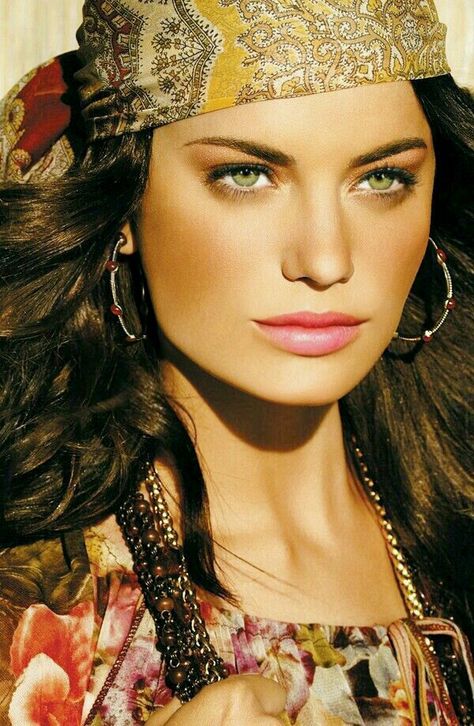 Beautiful gypsy woman with green/yellow eyes. Gypsy, bohemian, boho☮ style, fashion, clothes, jewelry, feathers Corp Perfect, Laura Mercier, 인물 사진, Summer Makeup, Hippie Chic, Beautiful Makeup, Mode Inspiration, Makeup Collection, Beauty Inspiration