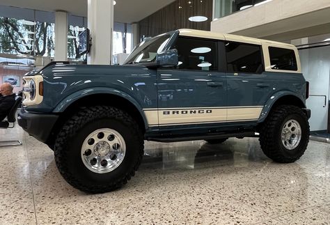 Carbonized Grey Bronco, Ford Bronco Customized, Ford Bronco Wheels, Ford Bronco Interior Ideas, Bronco Modifications, Bronco Paint Jobs, Wrapped Bronco, Bronco Wrap Ideas, Ford Bronco Heritage Edition