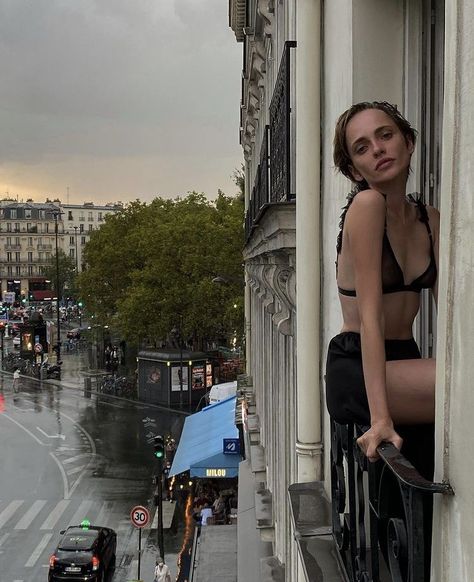 Cheater Aesthetic, French Woman Aesthetic, French Girl Aesthetic, French Aesthetic, Parisian Life, �사진 촬영 포즈, Paris Aesthetic, Model Aesthetic, Dream Lifestyle