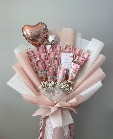 Senior Mums, Mothers Day Balloons, Candy Bouquet Diy, Diy Bouquet Wrap, Senior Overalls, Money Bouquet, Creative Money Gifts, Birthday Money, Flower Bouquet Diy