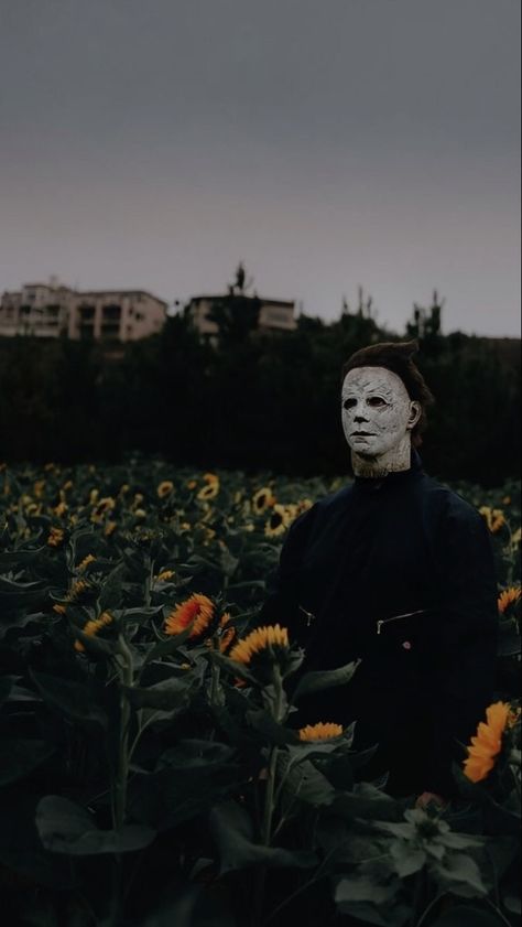 Halloween Wallpaper Michael Myers, Just Aesthetic, Start Yoga, Helloween Wallpaper, Halloween Wallpaper Iphone Backgrounds, Halloween Wallpaper Backgrounds, Halloween Wallpaper Cute, Scary Movie Characters, Spooky Party