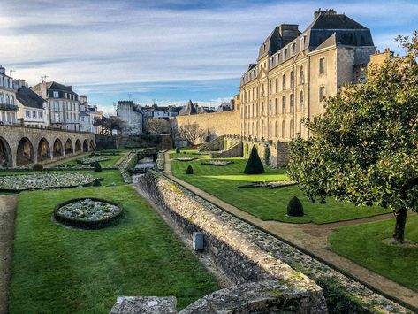 Are you planning on visiting the walled city of Vannes during your trip to Brittany? Then there is everything you need to know about this charming city and what to do in Vannes. / cities to visit in France / Holiday in France / bretagne tourism / Brittany france / bretagne travel / bretagne travel guide / / france travel guide / france travel tips / photos bretagne / french cities photos / things to do in France bucket lists Things To Do In France, France Holiday, Gothic Buildings, Cities To Visit, France Travel Guide, Tourist Office, Brittany France, Walled City, Historical Monuments