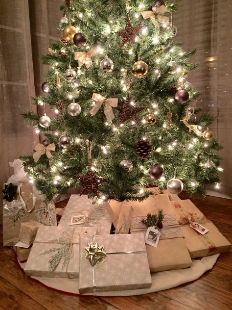 Christmas Present Under Tree, Presents Under The Christmas Tree Aesthetic, Gifts Under Tree Aesthetic, Christmas Gifts Under Tree Aesthetic, Presents Under The Tree Aesthetic, A Lot Of Gifts Under Tree, Christmas Tree With Presents Aesthetic, Christmas Tree With Gifts Under It, Christmas Presents Under The Tree