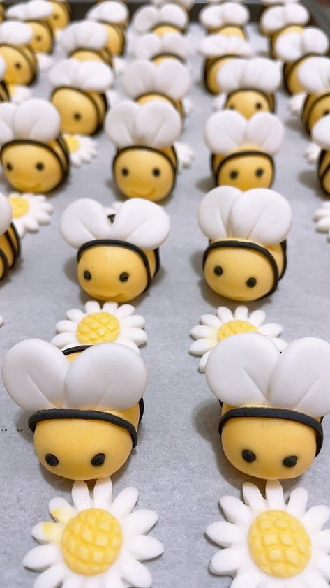 Fondant bees & flower cake topper/ bees cake decoration/ bees | Etsy #NuttyDessertBliss Bees Cupcakes Ideas, Cupcake With Fondant Decoration, Daisy And Bee Cake, Fondant Bees How To Make, Fondant Designs Decoration, Bumblebee Cake Ideas, Bee Cakes Ideas, Bumble Bee Cake Ideas, Fondant Cupcakes Ideas