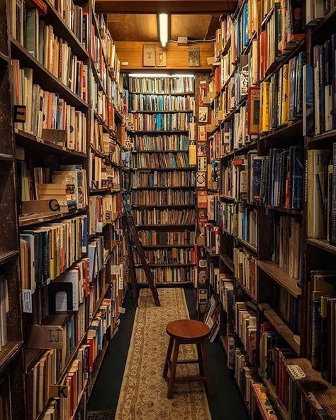 The perfect aisle....📚📚📚. Westsider Books.... #nyc #ny Credit: @_wanderlustandwhiskey Via: @_wanderlustbookclub Libraries In Houses, Library Signage, Library Girl, Library Logo, Library Cafe, Library Quotes, Library Of Alexandria, Library Ladder, Library Events