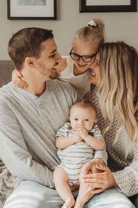 Family Of 4 Photoshoot Indoor, Family Home Photos, Newborn Photos Family Of Four, In Home Family Pictures, Family Of 4 Home Photoshoot, Family In Home Photoshoot, Living Room Photoshoot Ideas, Newborn Indoor Photoshoot, Family Photoshoot Inside House