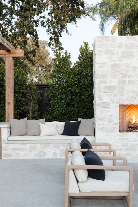 4 of the Most Creative Ways to Use Stone Veneer | Horizon Stone Dining Banquette, California Ranch, Outdoor Stone, Woodland Hills, Living Room Ceiling, Stone Veneer, Outdoor Fireplace, Guest Bedrooms, Backyard Oasis