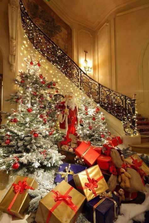 9/7/15 - -Christmas Tree Over flowing with presents / Believe in the Magic of Christmas on Pinterest Stair Case, Christmas Scenes, Boxing Day, Noel Christmas, Merry Little Christmas, Christmas Photo, Christmas Love, Christmas Aesthetic, Christmas Joy