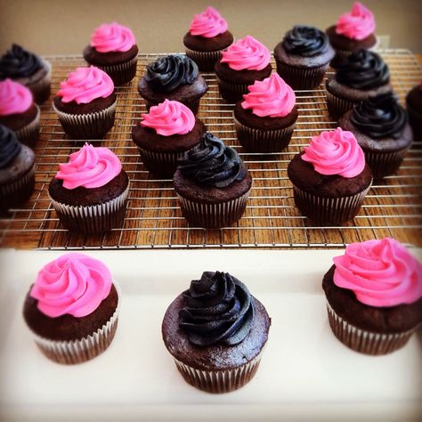 Cupcake Rosa, Black And White Cupcakes, Chocolate Chip Cupcakes, White Cupcakes, Icing Tips, 30th Bday, Cupcake Icing, Pink Chocolate, Pink Cupcakes