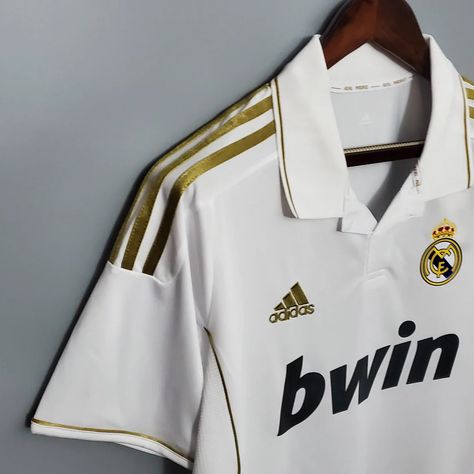 2011/2012 Retro Real Madrid Home Real Madrid 2011, Real Madrid Crest, Xabi Alonso, Football Shop, Manchester United Players, Retro Football, Inter Milan, Football Kits, Bayern Munich