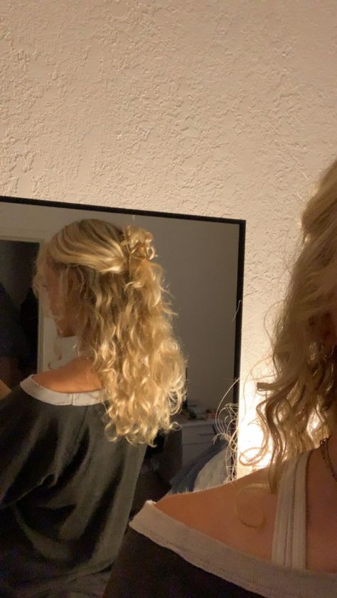 claw clip haistyle Curly Blonde Hair Updo, Claw Clip Photos, Half Up Have Down Claw Clip, Half Up Half Down Claw Clip Bun, Curly Hair Claw Clip, Claw Clip Hairstyle, Clip Hairstyle, Y2k Hair, Hairstyles Blonde