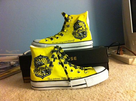 Custom Hufflepuff Converse by angelofrock1.deviantart.com on @deviantART Hufflepuff Outfit, Harry Potter Shoes, Present For Friend, Harry Potter Accessories, Hogwarts Outfits, Hufflepuff Pride, Hufflepuff House, Harry Potter Hufflepuff, Harry Potter Merchandise