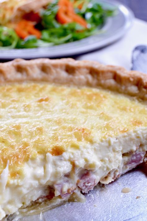 Simple Quiche, Ham Quiche, Quiche Lorraine Recipe, Ham And Cheese Quiche, Easy Quiche, Quiche Recipes Easy, Cheese Quiche, Cheese Crisps, Breakfast Quiche