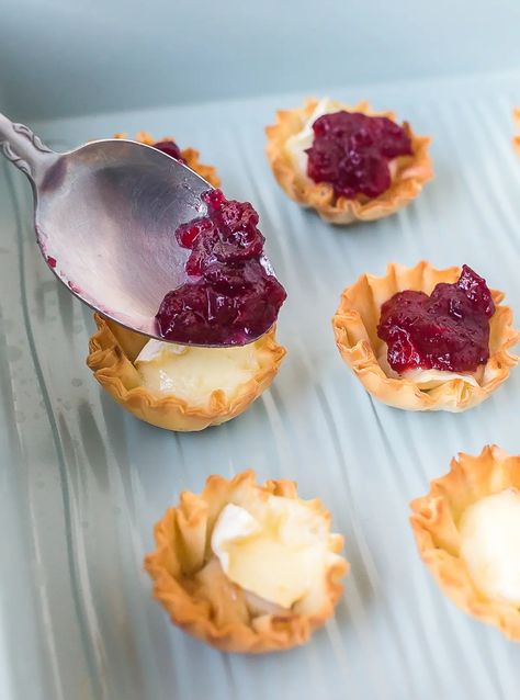 Brie bites Bri Cheese, Baked Cranberry Brie, Cranberry Preserves, Baked Brie Bites, Holiday Party Snacks, Cranberry Cream Cheese Dip, Cranberry Brie Bites, Donut Filling, Chocolate Roll Cake