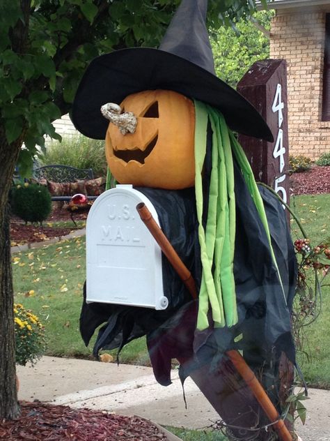 Cute Halloween mailbox idea                                                                                                                                                                                 More Halloween Mailbox Swag, Halloween Mailbox Ideas, Halloween Mailbox Decor, Fall Mailbox Decorating Ideas, Halloween Mailbox Decorations, Fall Mailbox Decor, Mailbox Decorations, Mailbox Swags, Fall Mailbox