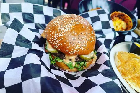 Dc Restaurants, The Best Burgers, Unique Cafe, Burger Places, Best Burgers, Good Burger, Foodie Travel, Places To Eat, Top Rated