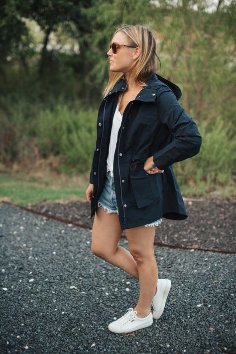 Raincoat Outfit Summer, Cute Rain Coats For Women, Packable Rain Jacket Woman, Rain Jacket Women Outfit, Navy Raincoat Outfit, Womens Rain Coat, Black Rain Coat Outfit, Rain Jacket Outfit Aesthetic, Black Rain Jacket Outfit