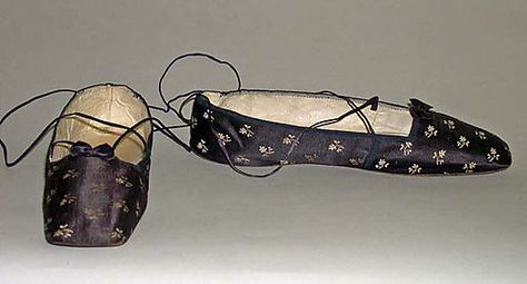 Slippers Date: 1830–49 Culture: British Medium: [no medium available] Dimensions: [no dimensions available] Credit Line: Gift of Miss Marion Hague, 1940 Accession Number: C.I.40.5a, b Duchess Of Kent, St Louis Art Museum, Century Shoes, 1830s Fashion, Historical Shoes, St Louis Art, Boot Shoe, Regency Fashion, Princess Victoria