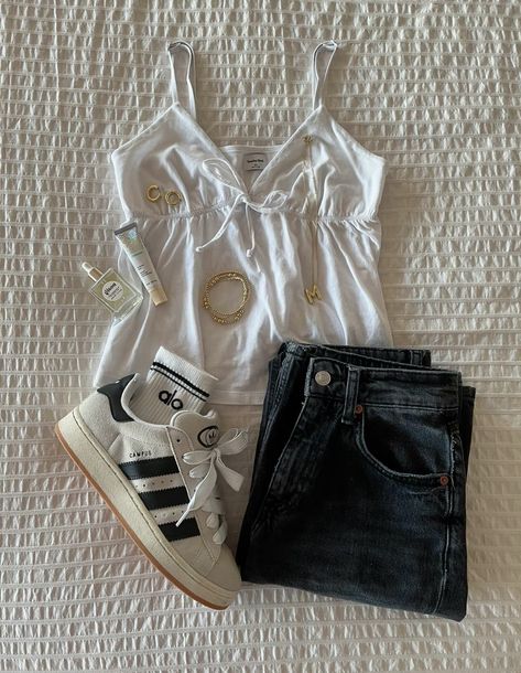 Edikted Jeans Outfit, Edikted Outfits Ideas, White Cami Top Outfit, Edikted Jeans, Edikted Tops, Aritzia Outfit, Aritzia Top, Casual Preppy Outfits, Outfit Inspo Casual