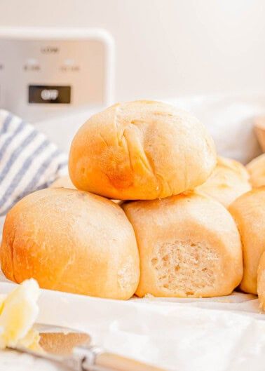 Dinner Rolls Recipe Easy, Dinner Roll Recipe, Rolls From Scratch, Rolls Bread, Slow Cooker Bread, Baked Sweets, Averie Cooks, Dinner Roll, Bread Breakfast