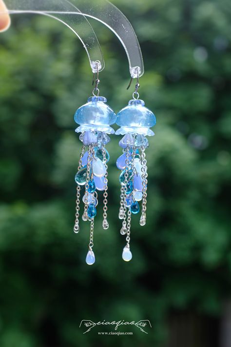 ---- Welcome to CiaoQiao Shop ----- Find more design choices in jellyfish click the link bellow: https://www.etsy.com/shop/CiaoQiaoShop?ref=seller-platform-mcnav&section_id=47654964 Handcrafted with intricate detail, these unique earrings feature delicate blue glass beads and silver chains, perfectly mimicking the ethereal beauty of jellyfish floating in the ocean. The cascading chains and shimmering beads create a mesmerizing effect with every movement, making these earrings a captivating acces Earrings Aesthetic Dangle, Water Element Jewelry, Marine Life Jewelry, Sea Inspired Accessories, Ocean Themed Accessories, Aquatic Earrings, Raindrop Jewelry, Jellyfish Earring, Jellyfish Accessories