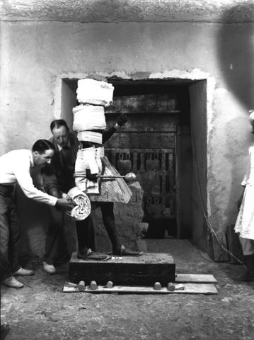 p0498 King Tut Sarcophagus, Howard Carter, The Boy King, Starověký Egypt, Ancient Egypt History, Life Size Statues, Luxor Egypt, Archaeological Discoveries, Valley Of The Kings