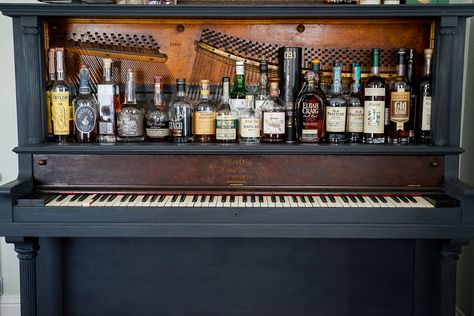 Instructions and supplies to help you transform an upright piano into a one-of-a-kind home bar. Unique and easy way to repurpose an antique piano. Piano Redo, Repurpose Piano, Speakeasy Room, Repurposed Pianos, Piano Upcycle, Piano Repurpose, Piano Room Decor, Piano Living Rooms, Diy Furniture Makeover Ideas