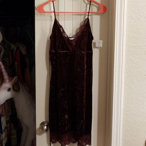 Nwt. Size Medium, Wine Colored Stretchy, Sexy, Soft Velvet Corset Style Mini Dress Adorned With Lace. And Tie In Back. So Sexy!! 90s Velvet Dress, Velvet Clothing, Dress Png, 90s Casual, Velvet Corset, Velvet Clothes, Burgundy Dress, Red Outfit, Wine Colored