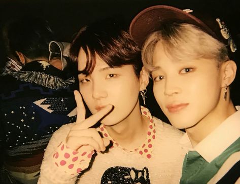 Okay but yoonmin and they are wearing the clothes they wore for idol MV so they are still filming it in this pic Bts 2018, Yoonmin Fanart, Bts Group, Jimin Jungkook, Fan Fiction, Bts Bangtan Boy, Bts Boys, Bts Suga, Bts Photo