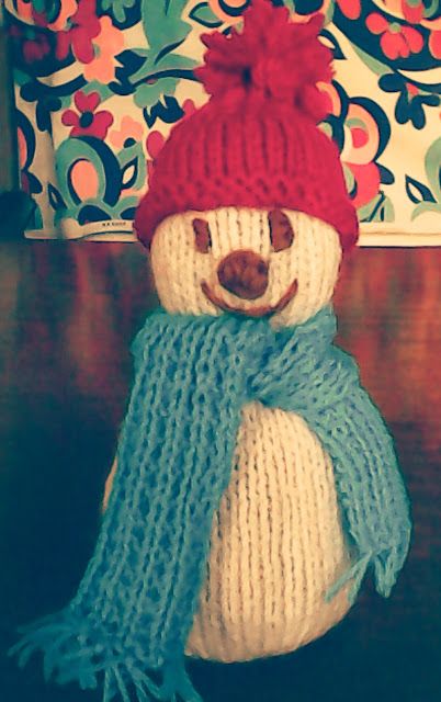 Free pattern: knitted snowman | Holy's stuff Knitted Snowman Hat Pattern Free, Knitted Christmas Stocking Patterns Free, Knitting Toys Easy, Snowman Hat Pattern, Knit Snowman, Knitted Snowman, Christmas Stocking Pattern Free, Knitted Christmas Stocking Patterns, Stocking Pattern Free