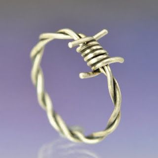 Barbed wire ring. Seems easy enough Cool Wire Rings, Easy Wire Ring Ideas, Easy Wire Crafts, How To Make Wire Jewelry, Easy Rings To Make, Easy Wire Art, Easy Wire Rings, Wire Rings Ideas, Cute Wire Rings