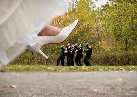 Giant bride foot stepping on groom and groomsmen. Haha I love this idea! Funny Wedding Pictures, Photo Games, Groomsmen Photos, Funny Wedding Photos, Foto Tips, Wedding Shots, Wedding Humor, Wedding Pics, Wedding Poses