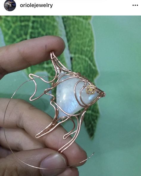 Butterfly Wire Art, Wire Wrapped Jewelry Stones, Wire Wrapped Frog, Wire Wrapped Animals, Wire Creatures, Cabachon Jewelry, Wire Fish, Crystal Suncatchers Diy, Copper Wire Art