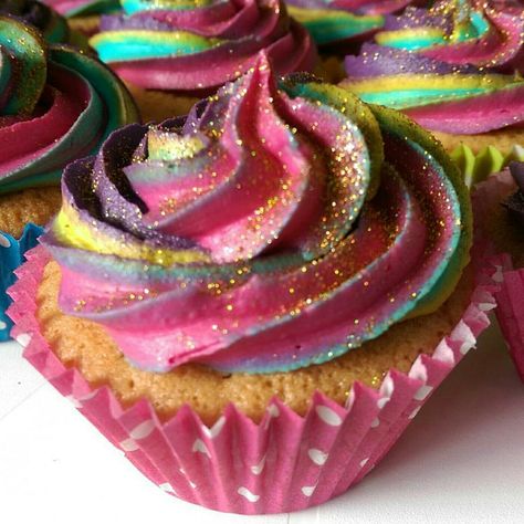 Rainbow glitter cupcakes. Rainbow Glitter Birthday Party, Rainbow Glitter Cake, Sparkly Cupcakes, Sparkle Cupcakes, Easy Cupcakes Decoration, Cupcakes Design, Rainbow Things, Galaxy Birthday, Rainbow Desserts