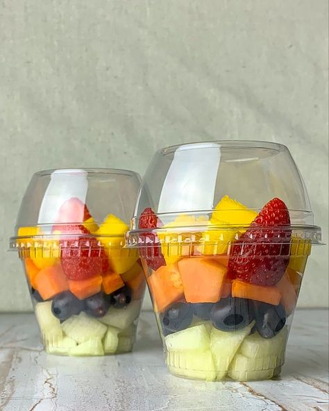 Fruit Platter Designs, Resep Salad, Lake Food Ideas Summer, Food Ideas Summer, Dessert Aux Fruits, Lake Food Ideas, Appetizers Easy Finger Food, Candy Land Christmas Decorations, Fruit Shop