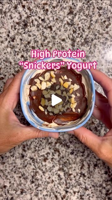 SHANNON✨Meals Motivation Mom on Instagram: "Down 60lbs including desserts daily. This is a favorite high protein dessert: ⭐️Comment “Free” below to receive my FREE Recipe Newsletters Snickers Yogurt Ingredients: (make one serving) 3/4C plain Greek yogurt 2-3tsp PB 1-2TBsp chocolate chips melted Drizzle of coconut oil 7 peanuts, chopped (or any nut) Himalayan salt, optional Directions: Mix peanut butter in yogurt well. Melt chocolate chips in microwave with a little coconut oil(this took about 30 sec). Pour chocolate over yogurt. Add peanuts(or any nut) Top with salt, if choose. Refrigerate for about 10-15 minutes or until top is hard. Crack and enjoy! Containers: ❤️, 1/2💙, 1/2💛, 2🥄" Yogurt With Peanut Butter, Snickers Yogurt Clusters, Peanut Butter Greek Yogurt, Greek Yogurt Dessert, Greek Yogurt And Peanut Butter, Yogurt Snacks, Chocolate Deserts, Protein Yogurt, Yogurt Dessert