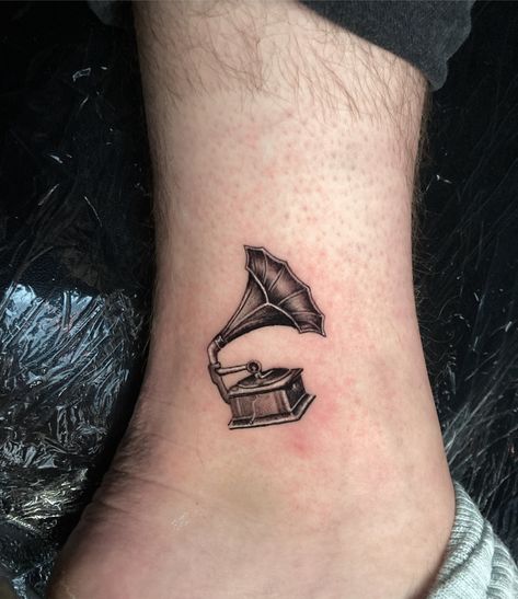 Tiny gramophone tattoo by roseftattoo nastyfoxtattoo bristol uk flash day small Traditional Piano Tattoo, Old Radio Tattoo, Traditional Boombox Tattoo, Record Player Tattoo Simple, Gramaphone Oldschool Tattoo, Gramophone Sketch, Record Player Tattoo, Gramophone Tattoo, F Tattoo