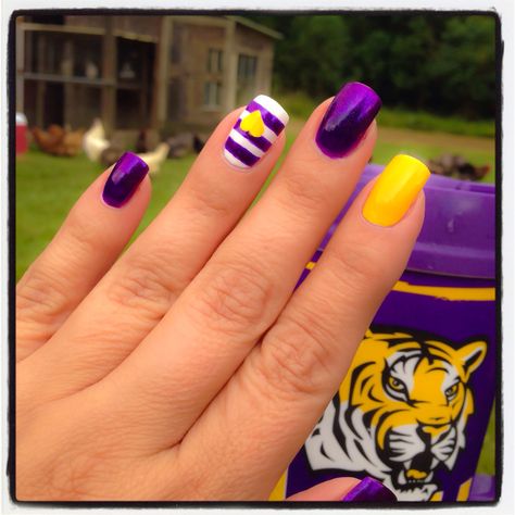 Purple And Gold Football Nails, Purple And Gold Ombre Nails, Lsu Nails Designs Purple Gold, Lsu Nails Designs, Purple And Yellow Nails Designs, Vikings Nails, Lsu Nails, Purple And Yellow Nails, Fall Manicures