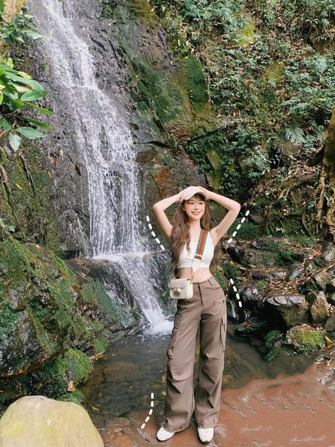 Trekking Outfit, Cute Hiking Outfit, Travel Photoshoot, Waterfall Pictures, Hiking Outfit Women, Travel Pictures Poses, Beach Pictures Poses, Stylish Photo Pose, Best Photo Poses