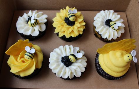 Bee Gender Reveal Cupcake Ideas, Bee Cupcakes Gender Reveal, What Will It Bee Gender Reveal Cupcakes, Bee Themed Cupcakes Shower Ideas, First Bee Day Cupcakes, Bumble Bee Cupcakes Ideas, Bee Cupcakes Ideas, Bee Baby Shower Cupcakes, Honeybee Cupcakes