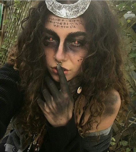 Halloween Makeup Girl, Make Up Diy, Makeup Zombie, Halloweenský Makeup, Devil Makeup, Halloween Make-up Looks, Scary Witch, Witch Makeup, Halloween Zombie