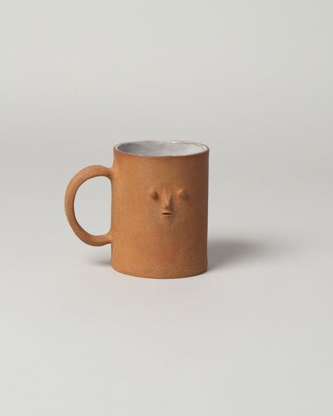 Rami Kim Mini Face Mug on light color background. Handmade Clay Pots, Ceramic Objects, Clay Cup, Pottery Form, Face Mug, Hand Built Pottery, Clay Mugs, Pottery Techniques, Pottery Classes